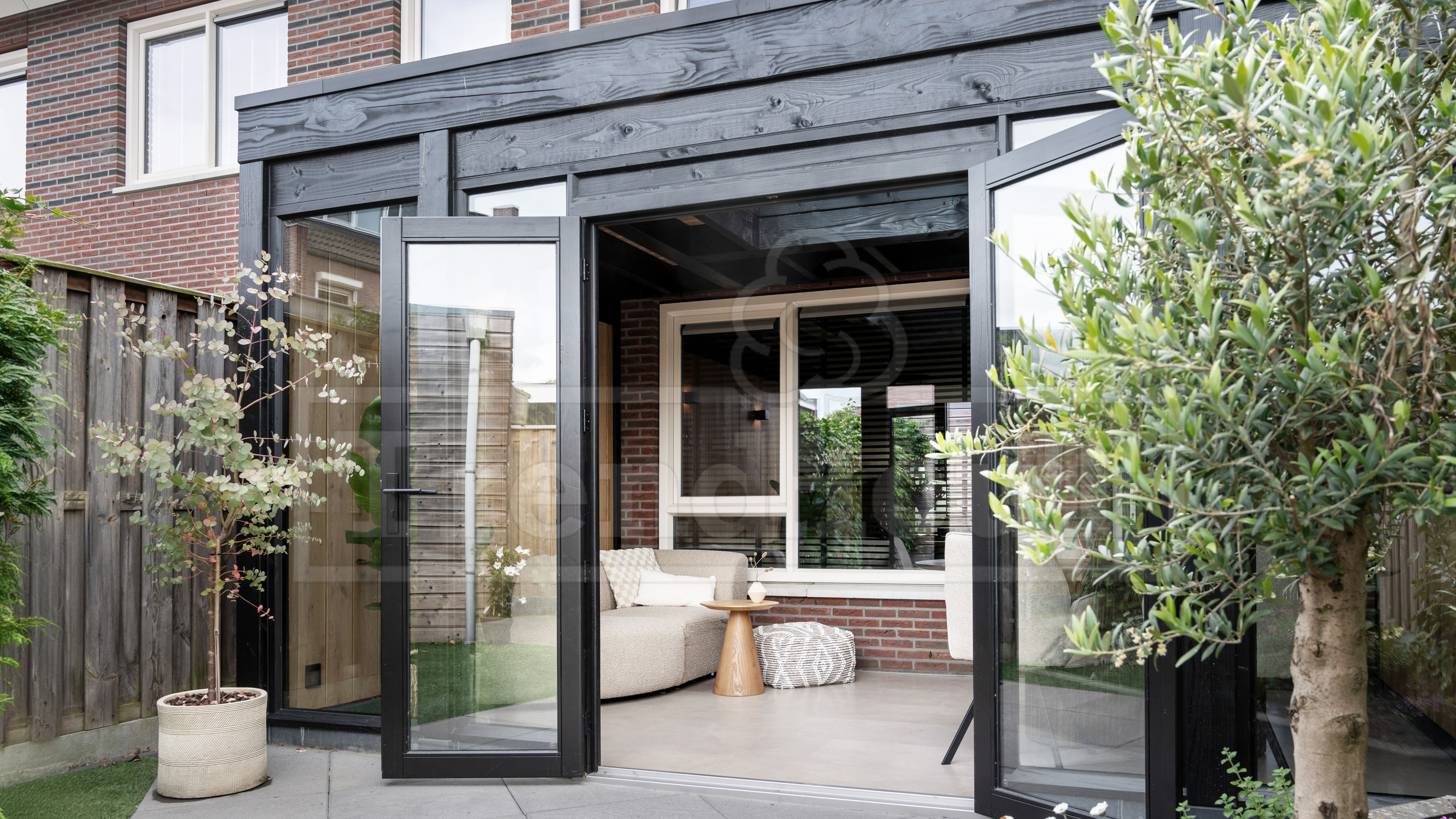 moderne-houten-tuinkamer-modena-aan-huis-met-glas-lichtstraat-zwart-WATERMERK_LR