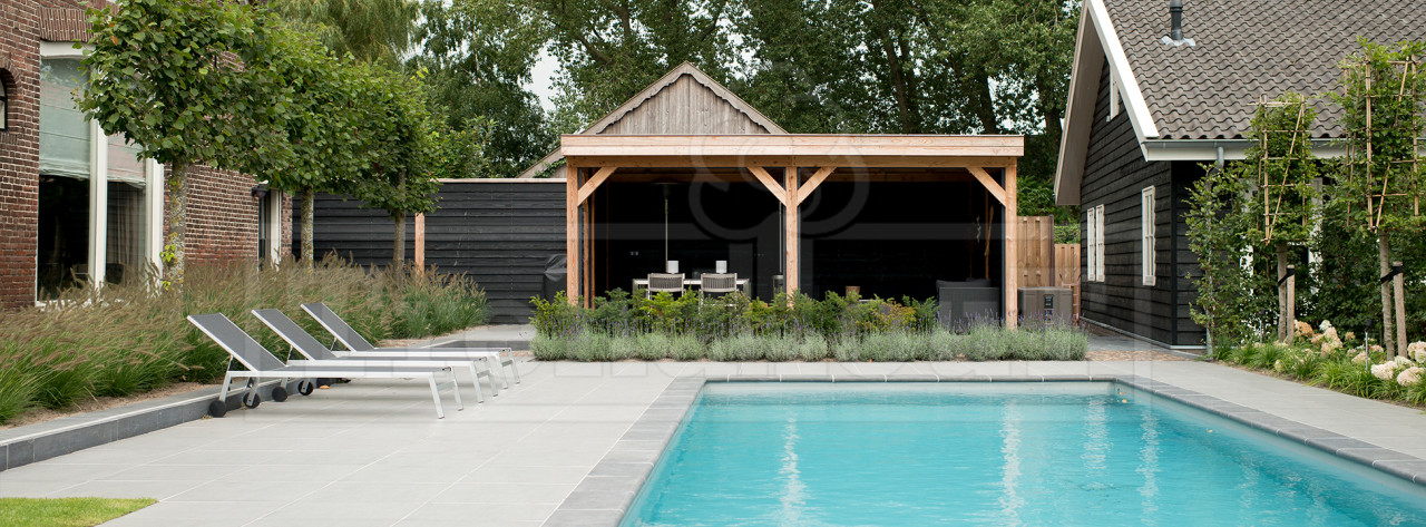 Trendhout-modern-tuin-overkapping-Refter-6000x4000-bouwpakket-douglas-houten-overkapping-poolhouse-bij-zwembad