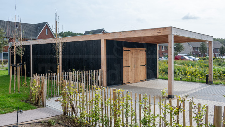 grote-houten-garage-modern-uitstraling-met-plat-dak-en-overkapping-douglas-houten-bouwpakket-Trendhout-Palermo-XXL-op-maat