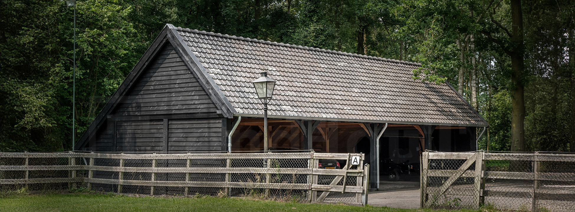 Grote-douglas-houten-de-hofstee-XXL-kapschuur-overkapping-gebruikt-als-carport-voor-meerdere-auto's-grote-carports-op-maat