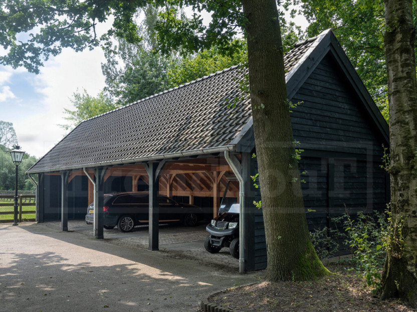 Grote-douglas-houten-kapschuur-overkapping-gebruikt-als-carport-voor-meerdere-auto's-grote-carports-bouwpakket