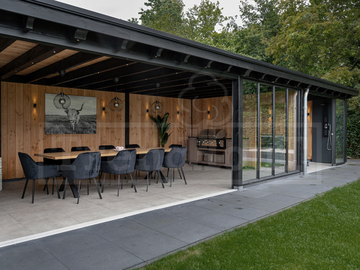 Luxe-douglas-houten-overkapping-met-lounge-en-wellness-ruimte-in-uw-tuin-glas-glazen-schuifwanden