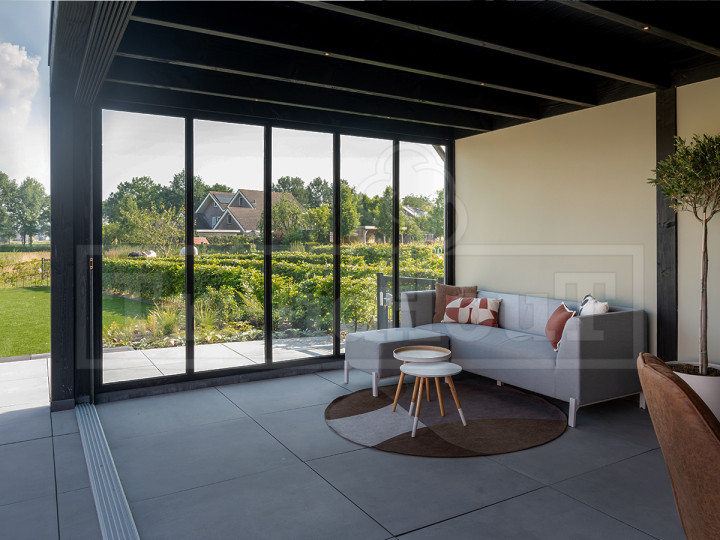 Modern-tuinhuis-met-overkapping-met-gestucte-wanden-steel-look-glazen-schuifwanden-inrichting-interieur-veranda