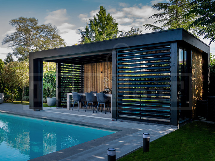 Moderne-houten-poolhouse-overkapping-met-technische-ruimte-bij-zwembad-glas-glazen-schuifwanden-tuinkamer