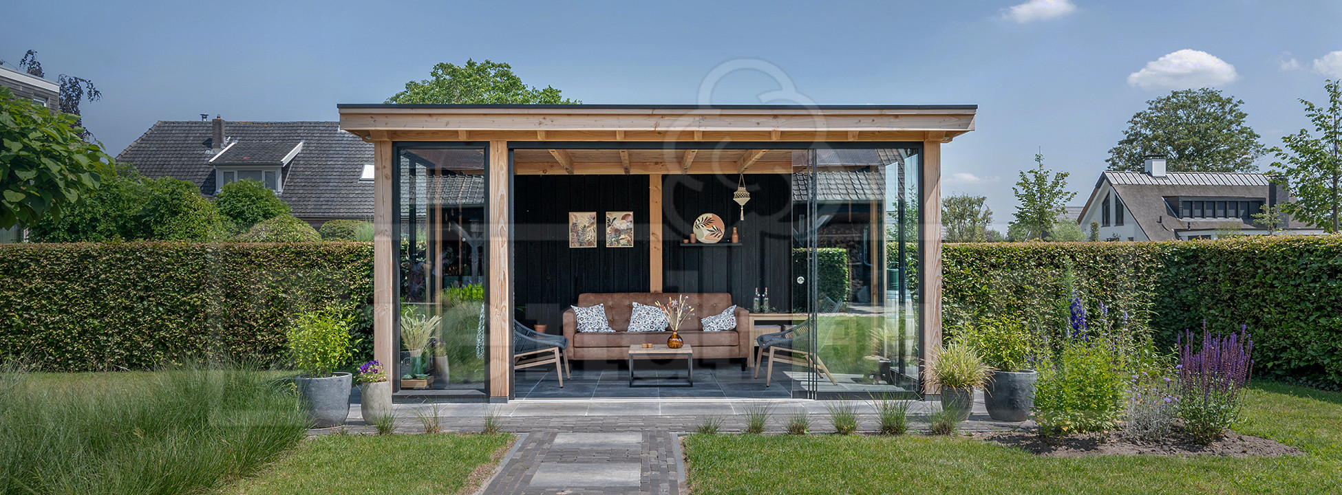 Trendhout-landelijke-houten-overkapping-tuinkamer-vrijstaand-met-glazen-schuifwanden-op-maat-bouwpakket-Siena(2)