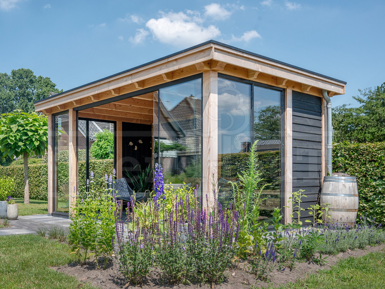 Trendhout-landelijke-houten-overkapping-tuinkamer-vrijstaand-met-glazen-schuifwanden-op-maat-bouwpakket-steel-look-ramen