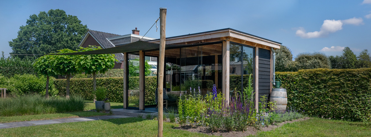 Trendhout-landelijke-houten-overkapping-tuinkamer-vrijstaand-met-glazen-schuifwanden-op-maat-bouwpakket-zonnedoek (3)