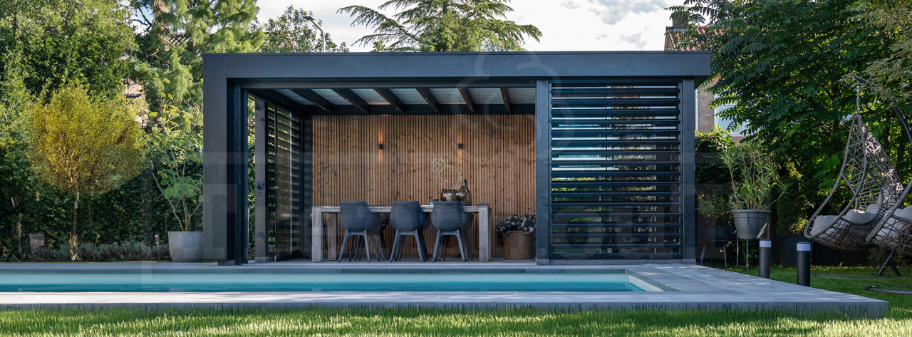 Verona-Modern-zwart-houten-poolhouse-overkapping-met-technische-ruimte-bij-zwembad-glas-glazen-schuifwanden