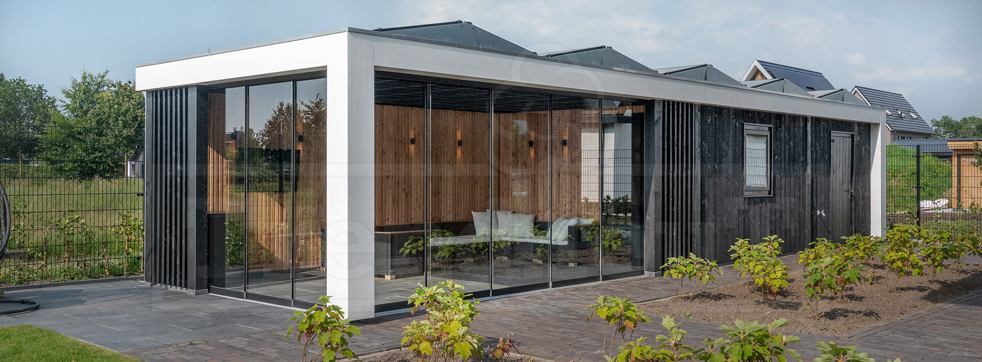 Verona-op-maat-Tuinoverkapping-modern-met-glas-plat-dak-geschikt-voor-zonnepanelen-Trendhout-Verona