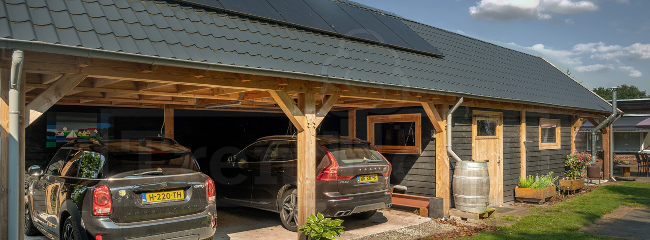 Zadeldak-XXL-douglas-houten-schuur-garage-met-overkapping-en-carports-Trendhout