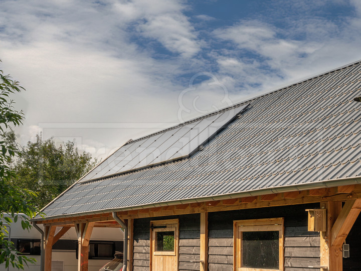 Zadeldak-XXL-grote-douglas-houten-schuur-met-carport-en-overkapping-zonnepanelen-2