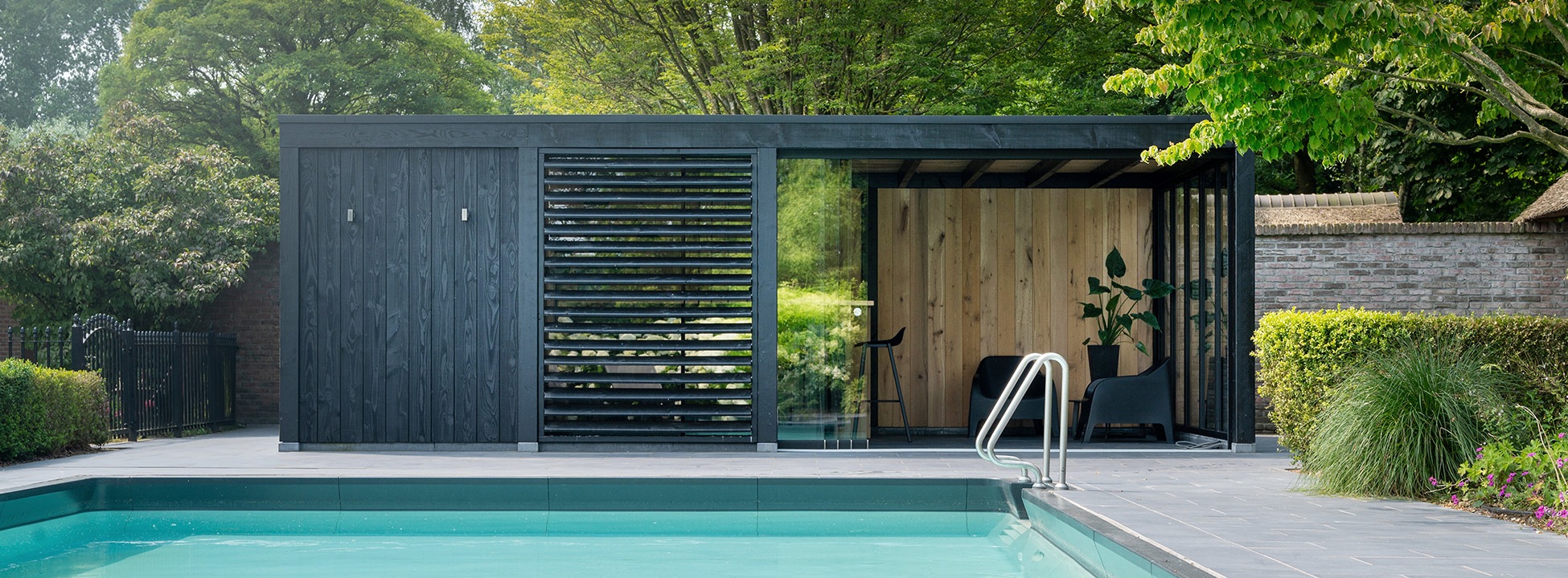 modern-poolhouse-met-overkapping-zwart-met-eiken-met-douche-en-tiolet